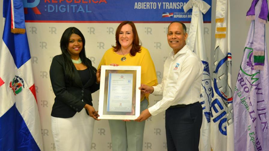 OPTIC y DIGEIG entregan certificaciones al Ministerio de la Mujer OPTIC y DIGEIG entregan certificaciones al Ministerio de la Mujer