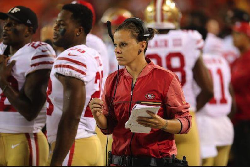 Katie Sowers es apenas la segunda mujer que trabaja en el campo en la NFL.
Katie Sowers, asistente de los 49ers, primera técnico en declarar su homosexualidad en los deportes profesionales masculinos en USA