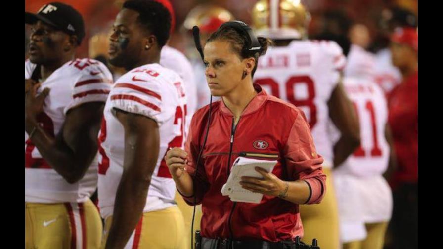 Katie Sowers es apenas la segunda mujer que trabaja en el campo en la NFL.
Katie Sowers, asistente de los 49ers, primera técnico en declarar su homosexualidad en los deportes profesionales masculinos en USA