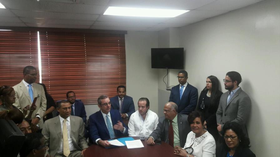 Luis Abinader presenta propuesta que dice combatirá la corrupción Luis Abinader presenta propuesta que dice combatirá la corrupción