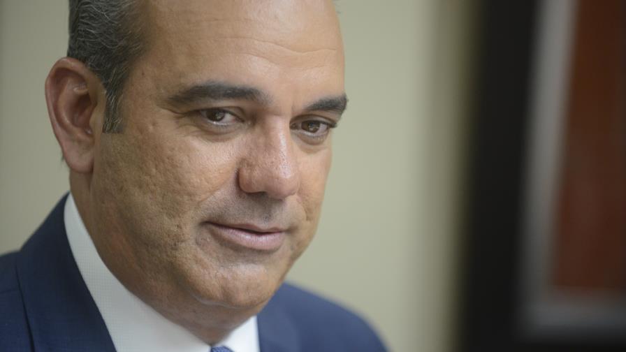 Abinader plantea reducir requisitos a empresas