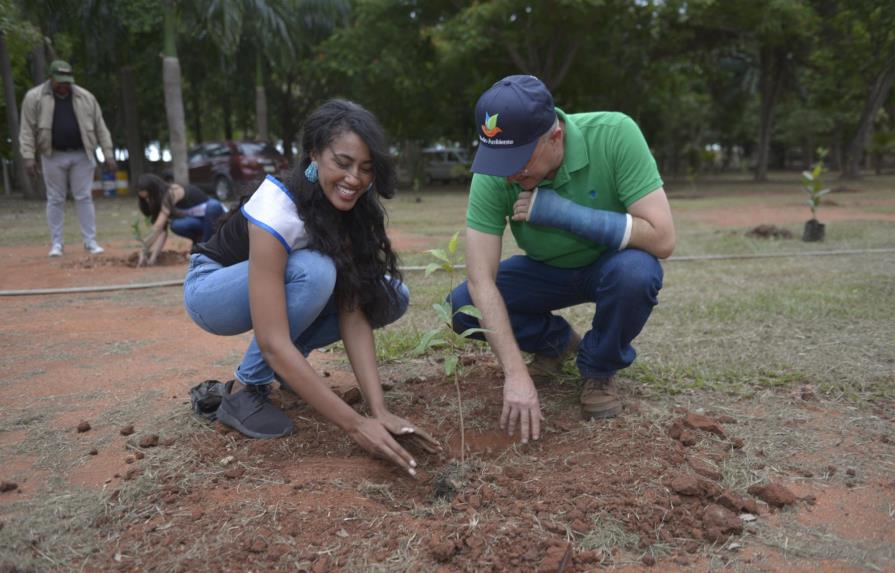 Candidatas a Miss República Dominicana Universo 2017 siembran árboles en el Mirador Sur