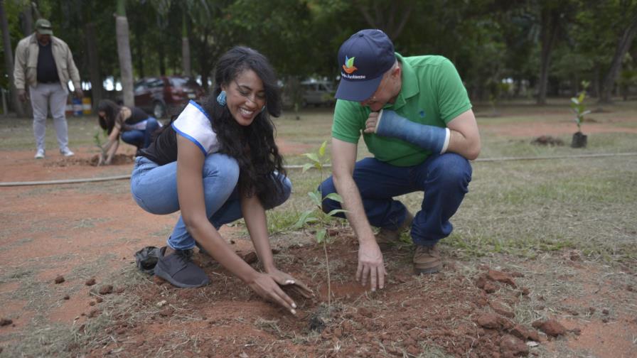 Candidatas a Miss República Dominicana Universo 2017 siembran árboles en el Mirador Sur Candidatas a Miss República Dominicana Universo 2017 siembran árboles en el Mirador Sur