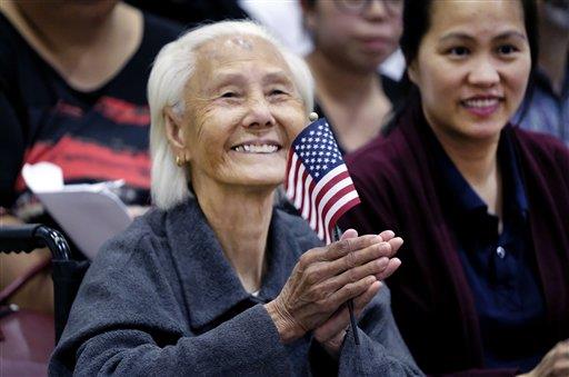 Camboyana de 103 años se nacionaliza estadounidense 