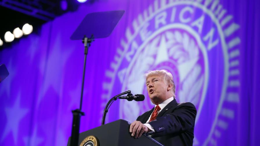 Trump apela al patriotismo para unir al país tras la polémica racista