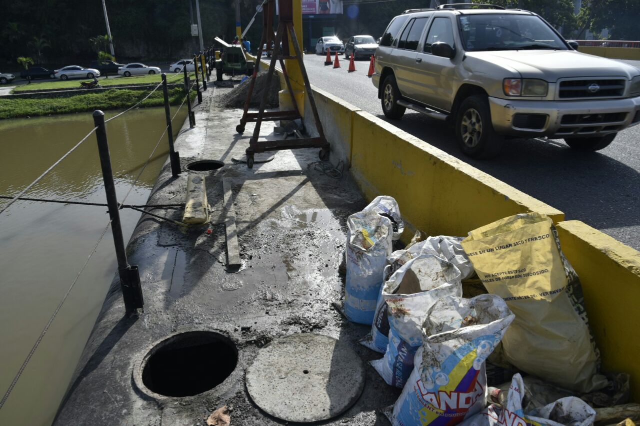 Vehículos son desviados por avería en el Puente Flotante.