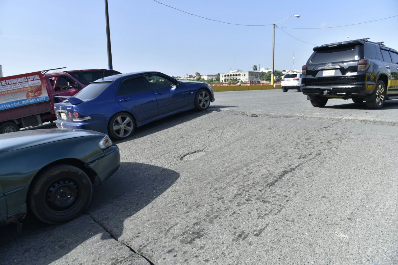 Vehículos son desviados por avería en el Puente Flotante.