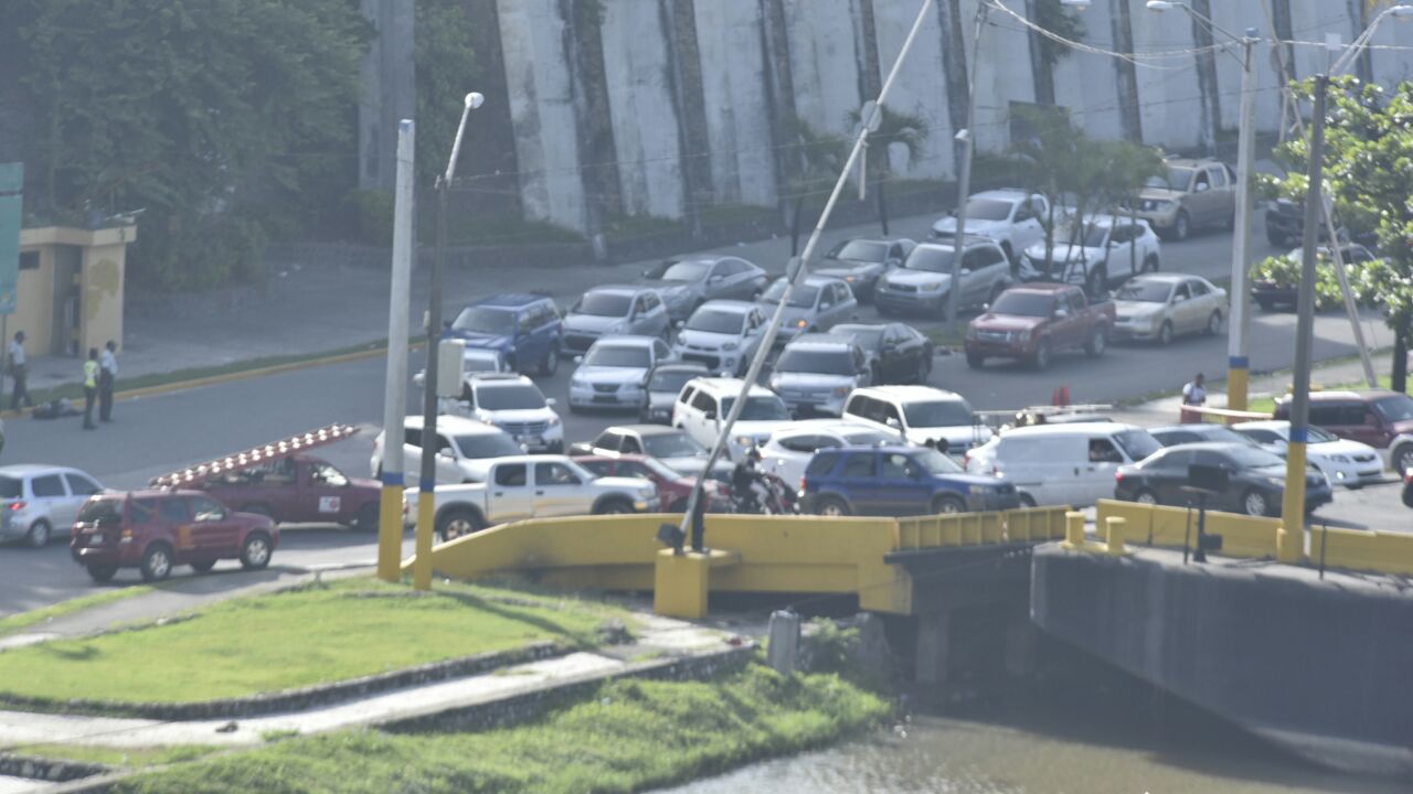 Vehículos son desviados por avería en el Puente Flotante.