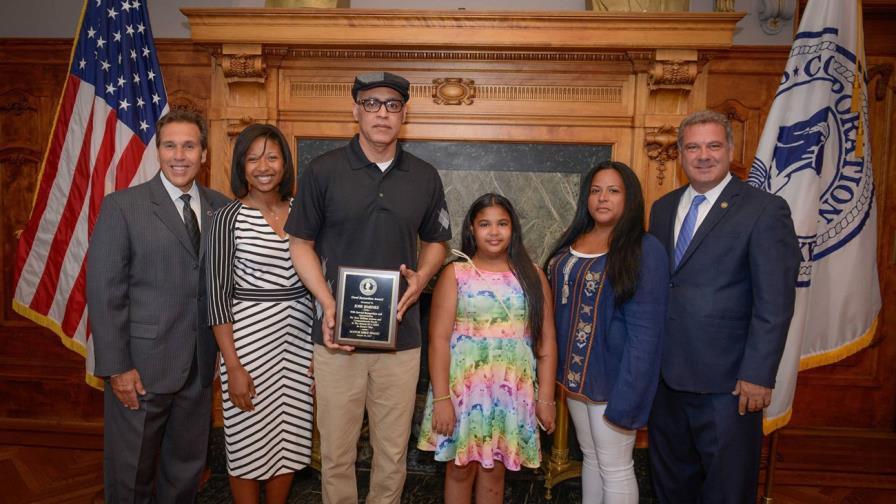 Reconocen dominicano como héroe por salvar niña atacada por dos  perros pitbull  