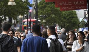 Reino Unido malgasta miles de millones en hoteles de inmigrantes, según informe parlamentario