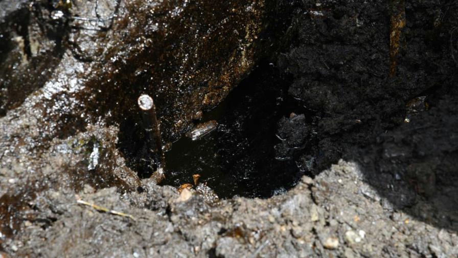 Moradores de Haina denuncian derrame de combustible de empresa minera Moradores de Haina denuncian derrame de combustible de empresa minera