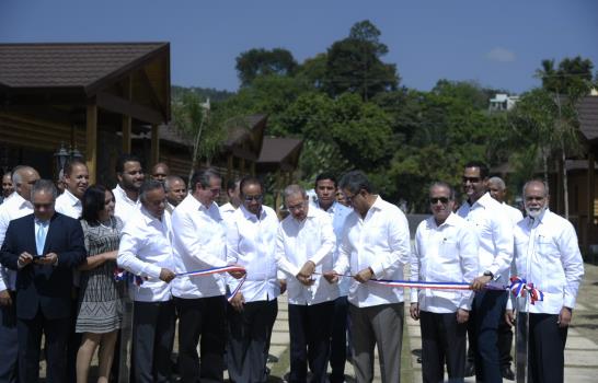 Presidente Medina inaugura hotel en Jarabacoa