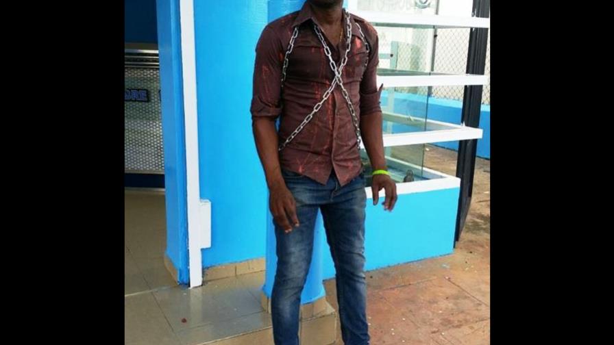 Motoconchista se encadena en oficina de Edeeste por apagones en Hato Mayor