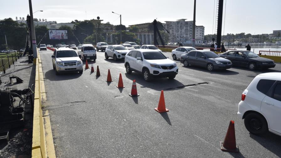 Corrigen avería que afectó tránsito por puente flotante Corrigen avería que afectó tránsito por puente flotante
