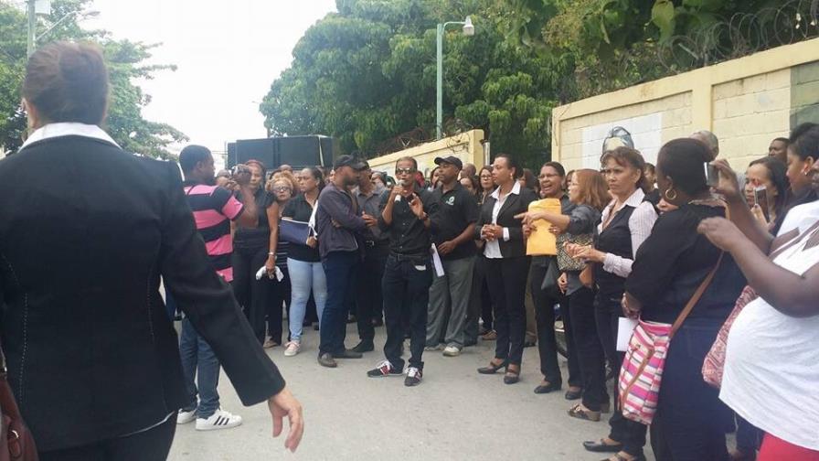 Maestros de El Seibo continúan en paro por bloqueo de compañeros Maestros de El Seibo continúan en paro por bloqueo de compañeros