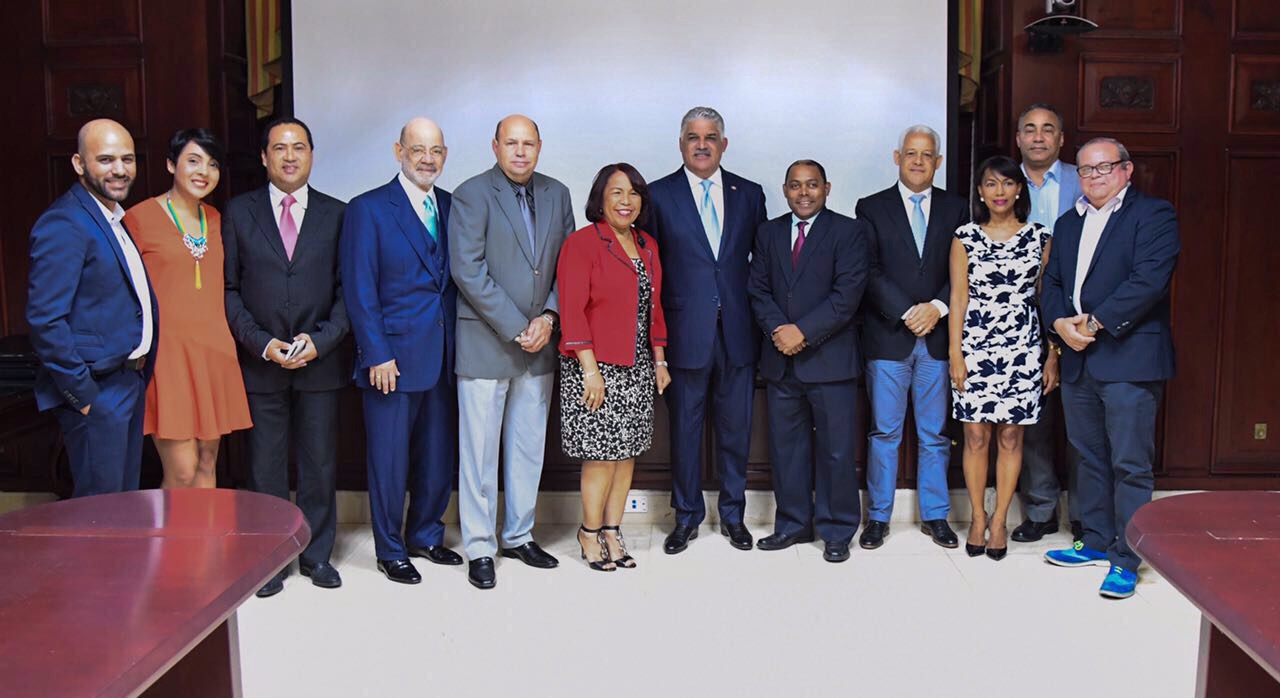 El canciller tuvo un encuentro previo a la actividad, con los editores de espectáculos de los medios más importantes del país. Asistió también el viceministro César Medina. 