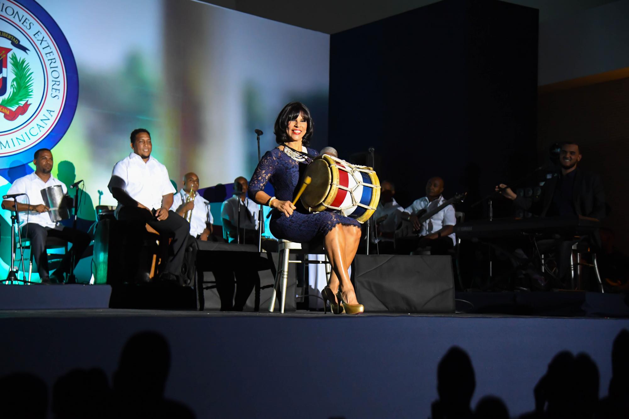 Angelita García de Vargas, tocando la tambora.