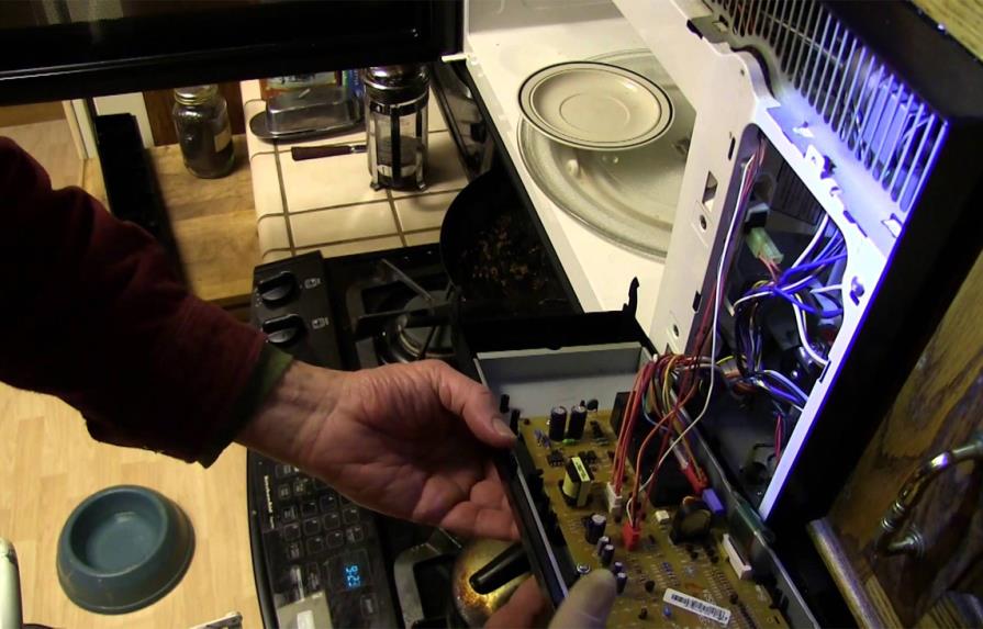 Hombre muere electrocutado mientras reparaba microondas