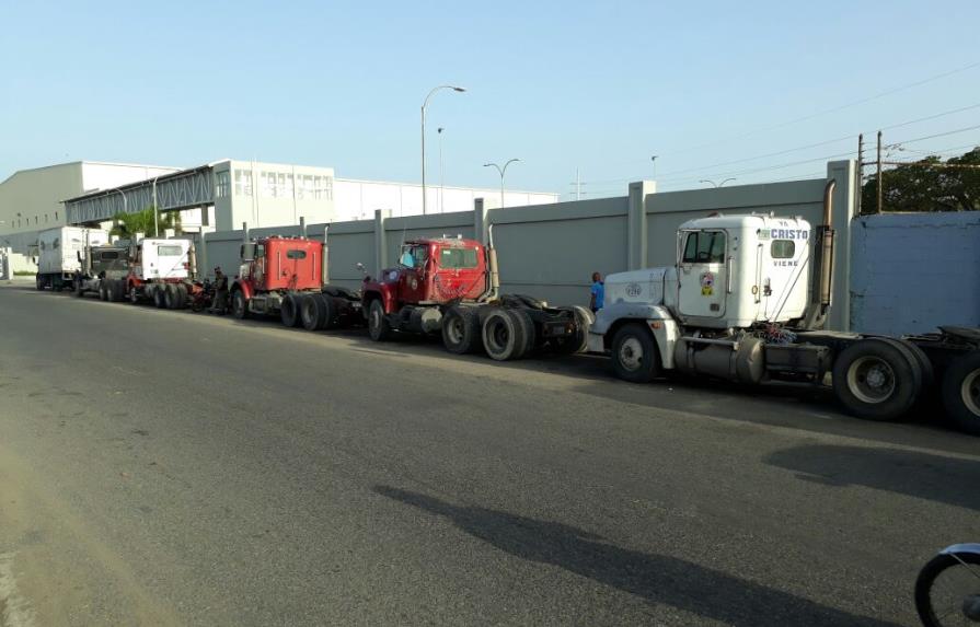 Camioneros afiliados a Fenatrado paralizan sus labores y se estacionan en los alrededores del Puerto de Haina