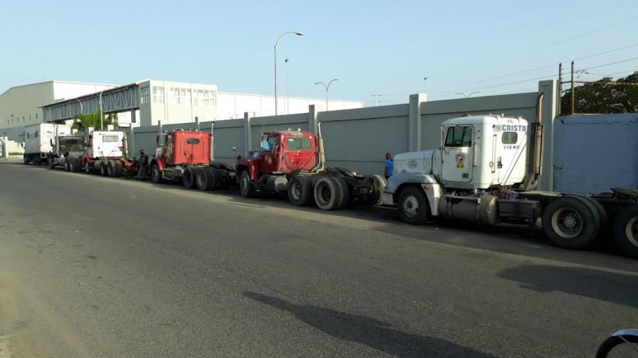 Camioneros afiliados a Fenatrado paralizan sus labores y se estacionan en los alrededores del Puerto de Haina