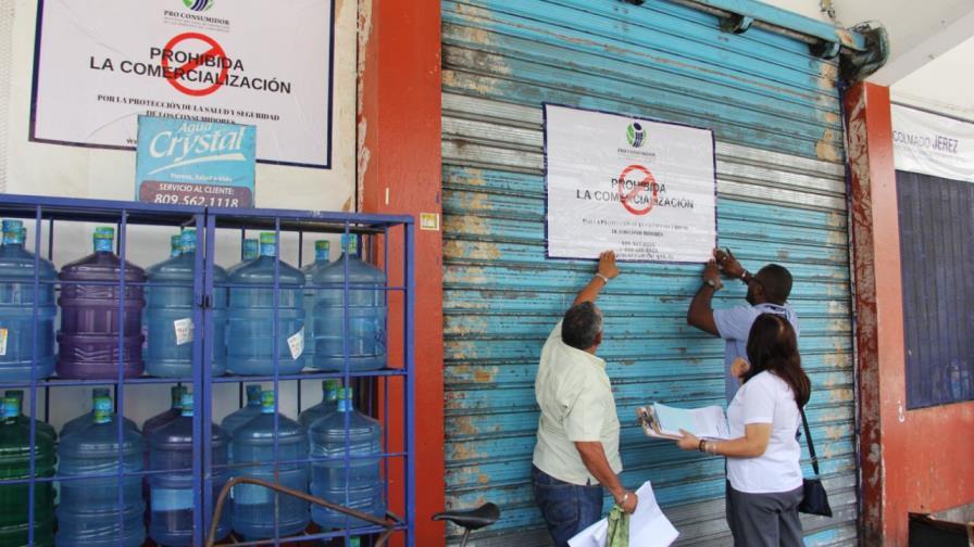 Pro Consumidor prohibe venta de productos en colmado por condiciones de plagas