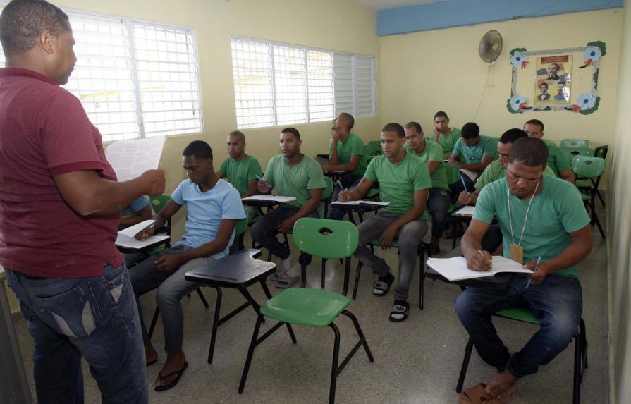 Internos en Centro de Corrección La Isleta de Moca cursan estudios universitarios