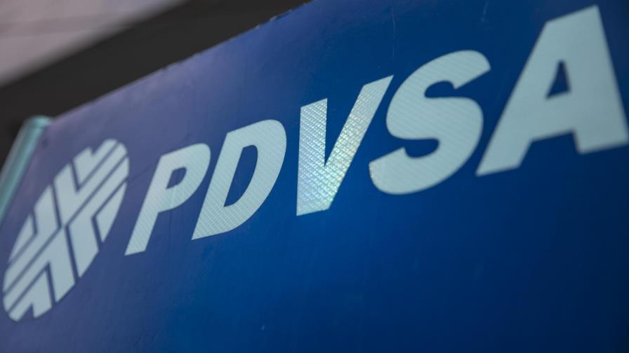 EE.UU. golpea al sistema financiero venezolano pero seguirá importando petróleo