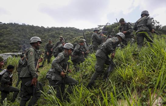 Militares venezolanos en maniobras bajo fuerte tensión con gobierno de Trump
