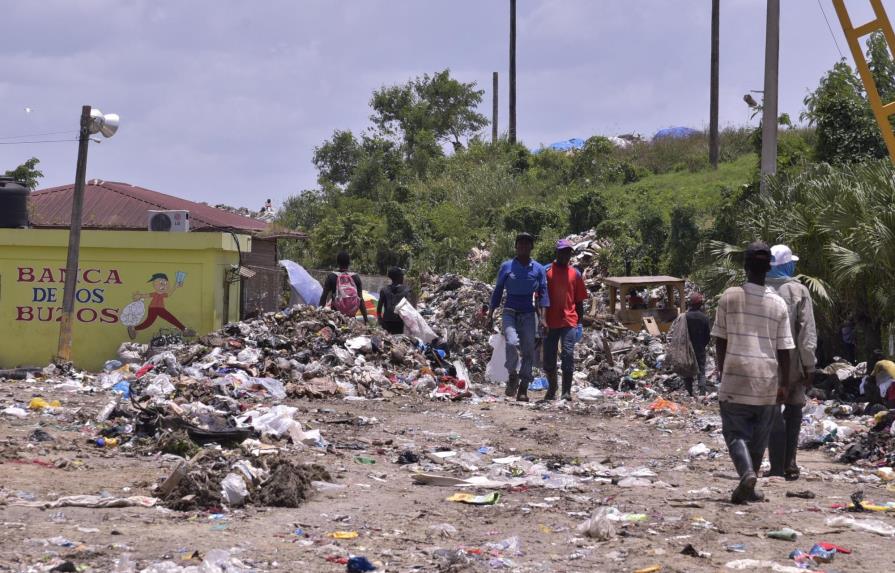 Con un vertedero “colapsado”, la ciudad se llena de basura 