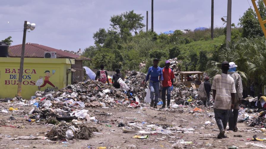 Con un vertedero “colapsado”, la ciudad se llena de basura 