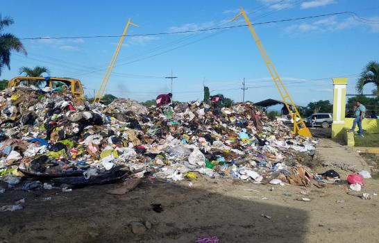 Lajún acusa a Medio Ambiente de permitir vertido de basura en la entrada del vertedero