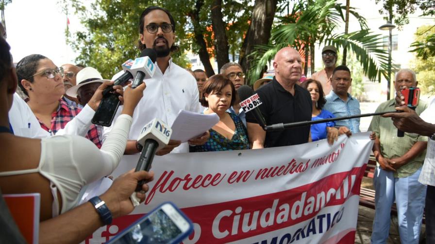 Grupo lee tercer manifiesto que reclama suprimir período constitucional del presidente Medina 