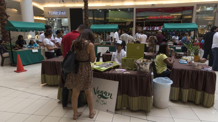 Jóvenes emprenden en el Árbol de la Esperanza durante Bazar Culinario 