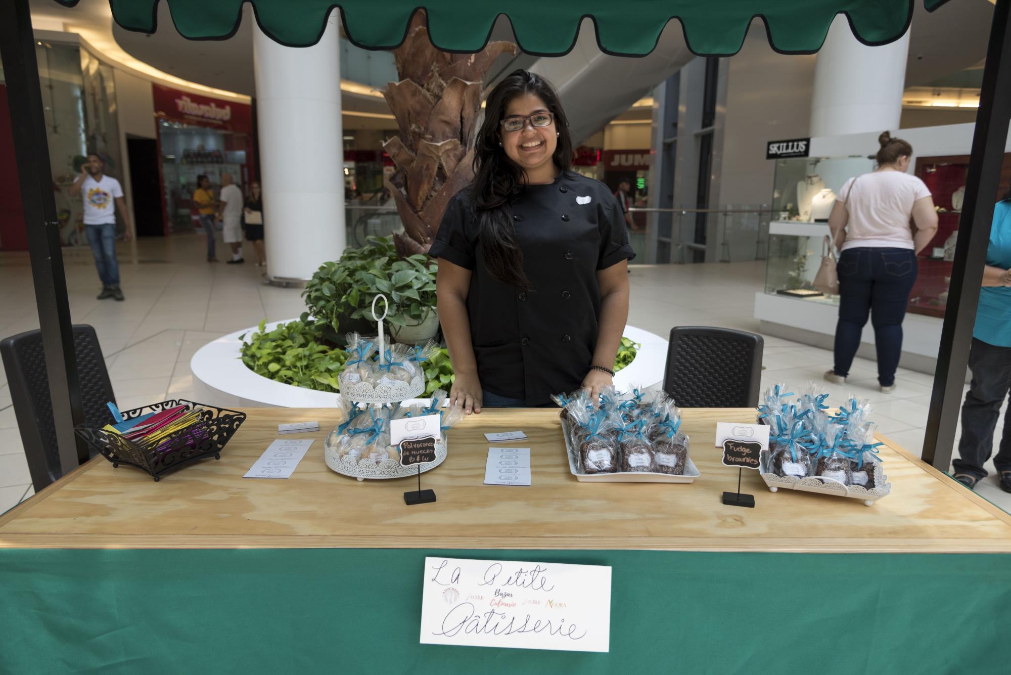 Propietaria de la propuesta La Petite Patisserie con sus brownie de chocolate.