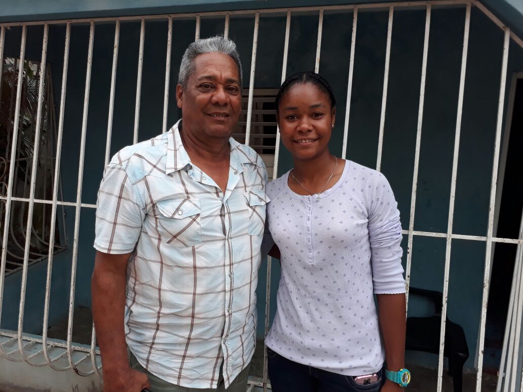 José Pascual junto a Claudia Santana. Pascual fue quien la presentó en la Academia Nacional de Sóftbol desde la Liga La Toronja de Santo Domingo Este.