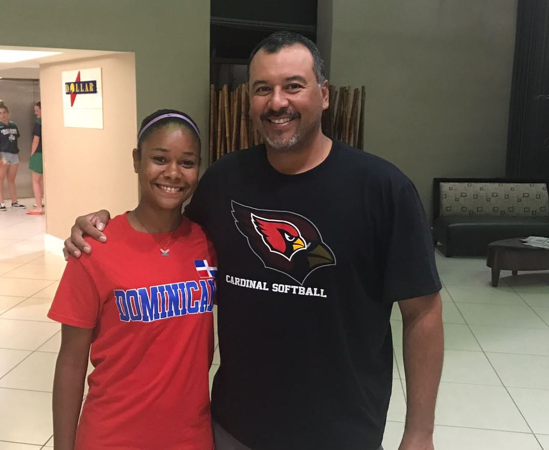 Claudia Santana (izquierda), jugará con la universidad de Texas en los Estados Unidos.