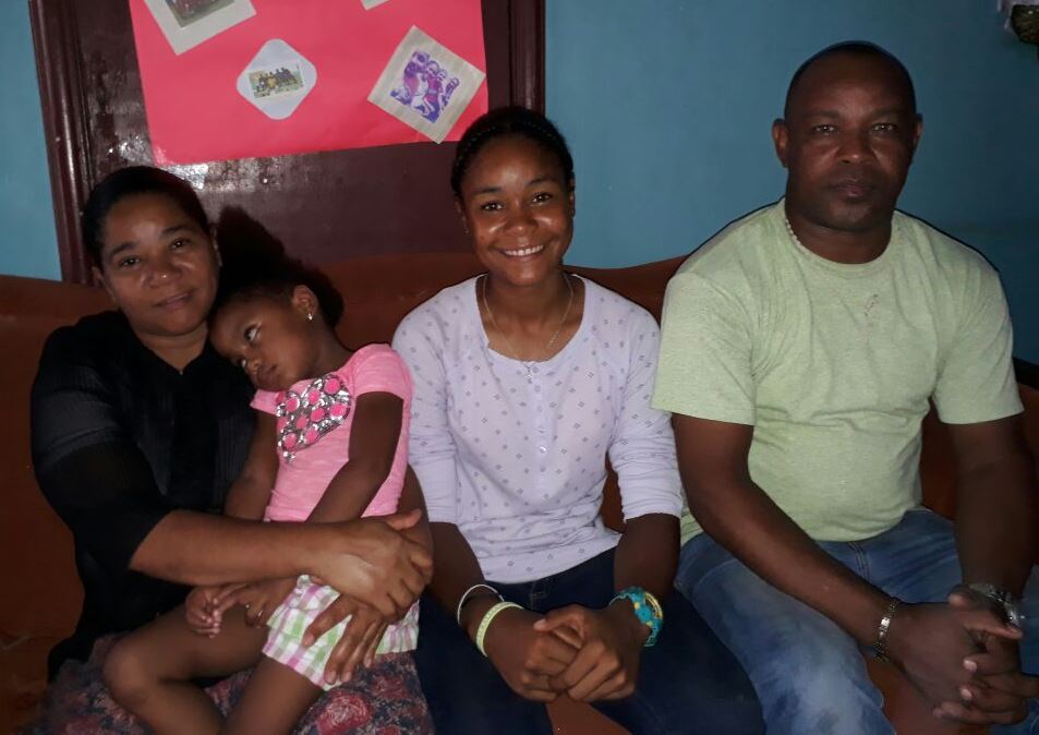 Desde la izquierda Santa Aquino, Claudia Santana y Felix Santana, Claudia fue becada por la universidad de Texas por su condición de jugadora de Sóftbol.