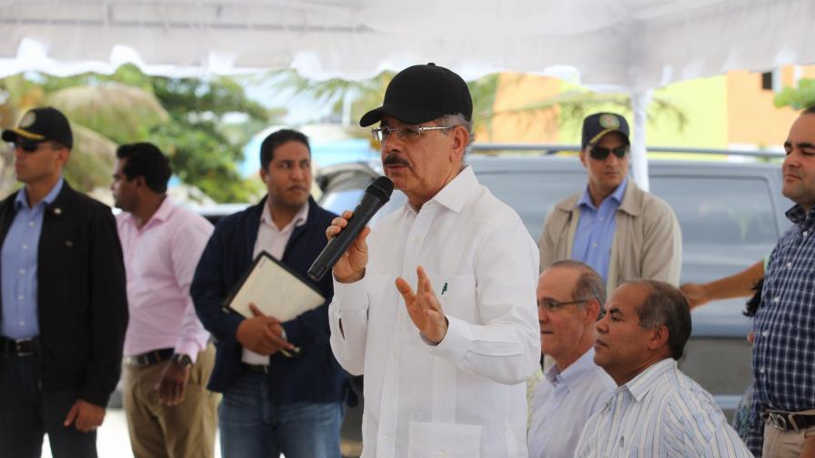 Presidente Medina promete dar apoyo económico a pescadores de Boca de Yuma