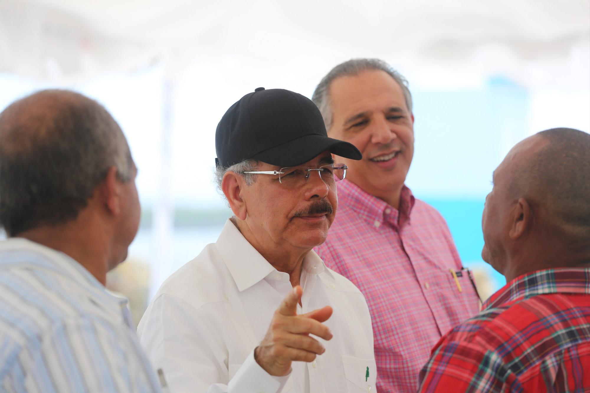 El presidente Medina hace algunas precisiones a los dirigentes de la cooperativa.