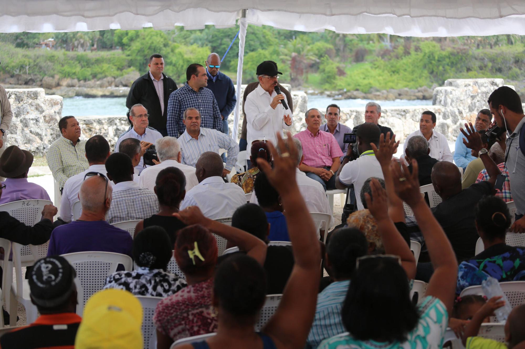 Comunitarios y pescadores de Boca de Yuma en Higüey durante la visita sorpresa de este domingo.