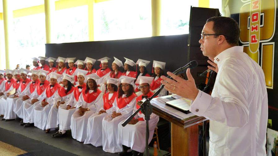 Navarro dice a bachilleres que la excelencia académica debe tener el valor de la humildad
