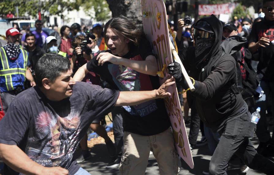 Protestas antagónicas suscitan tensión en Berkeley 