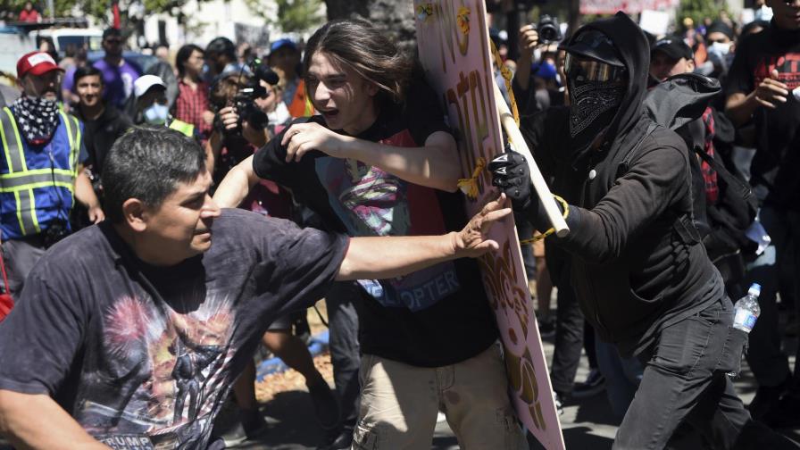 Protestas antagónicas suscitan tensión en Berkeley 