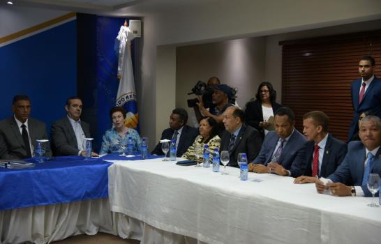 Comisión bicameral del Congreso se reúne con Hipólito y Luis Abinader