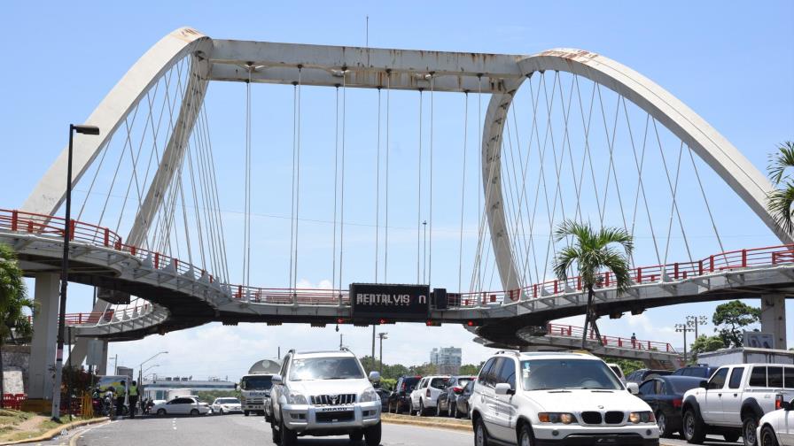 Oxido corroe arcos de peatonales de las avenidas 27 de Febrero  y John F. Kennedy