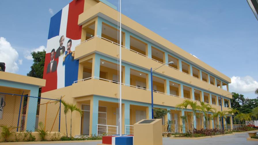 Presidente Medina entrega cuatro centros educativos en Monte Plata Presidente Medina entrega cuatro centros educativos en Monte Plata