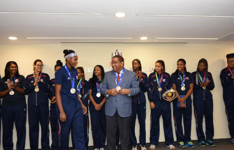 Celebración doble del voleibol femenino: la medalla y un centro de alto rendimiento