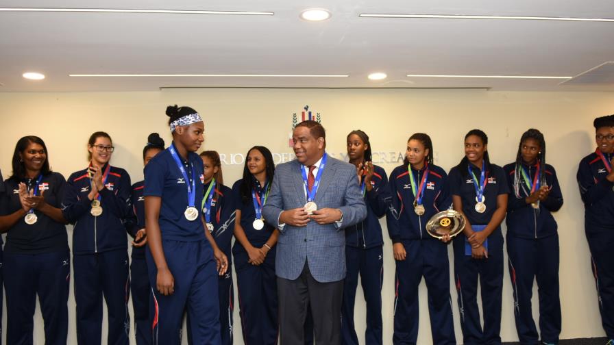 Celebración doble del voleibol femenino: la medalla y un centro de alto rendimiento Celebración doble del voleibol femenino: la medalla y un centro de alto rendimiento