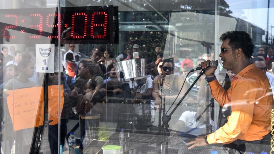 Guinness niega certificación a Carlos Silver en récord “Maratón de canto más largo” Guinness niega certificación a Carlos Silver en récord “Maratón de canto más largo”