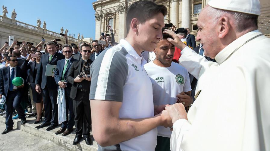 El Papa Francisco recibe a sobrevivientes del Chapecoense El Papa Francisco recibe a sobrevivientes del Chapecoense